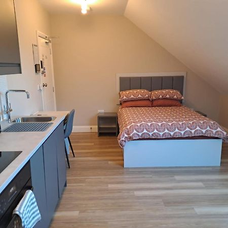 Sands House - Luxury Modern Studios With Secure Parking In Epsom, Surrey Exterior photo