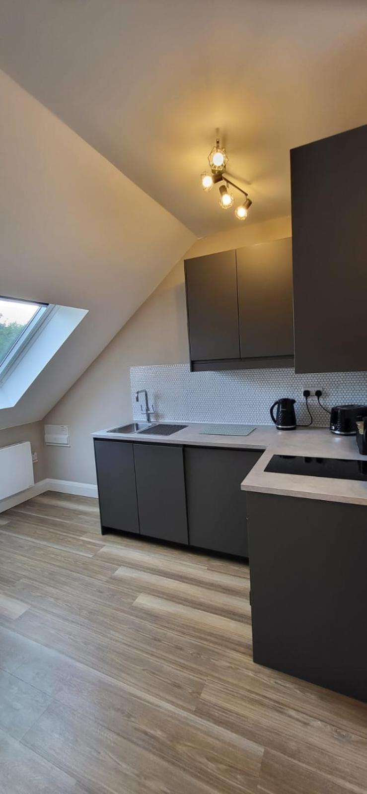 Sands House - Luxury Modern Studios With Secure Parking In Epsom, Surrey Room photo